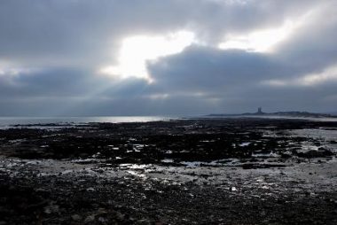 gioco di luce su una spiaggia francese