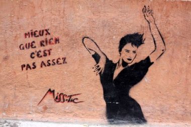 meglio che niente non è abbastanza. Miss-tick sui muri di Parigi.
