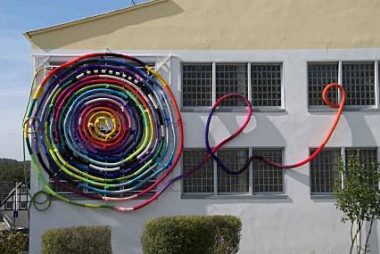 Una spirale colorata incollata all'esterno di una scuola