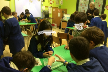 una classe della scuola primaria al lavoro nell'ambito di un progetto di educazione scientifica