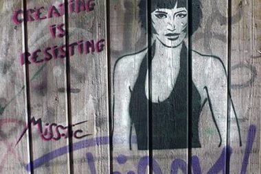 Un graffito di Miss-Tik sui muri di Parigi: reare è resistere