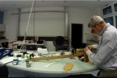 Foto di un laboratorio in cui si sta allestendo un esperimento per gli studenti sui carrellini