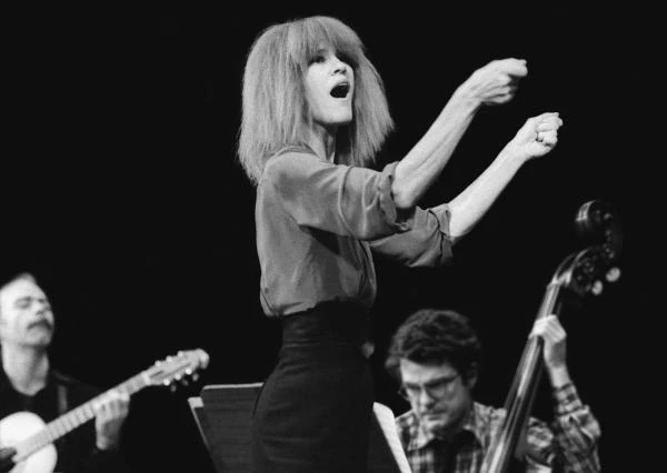 Carla Bley, al centro, con il chitarrista Sam Brown, a sinistra, e il contrabbassista Charlie Haden, a destra, durante la registrazione di Liberation Music Orchestra nel 1969 (fotografia di autore non noto)