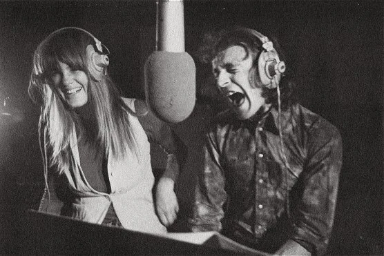 Carla Bley con Jack Bruce ai tempi della registrazione di Escalator over the Hill, tra il 1968 e il 1971 (fotografia di autore non noto)