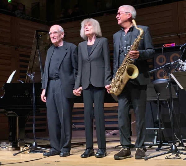 Carla Bley, al centro, con il bassista (e marito) Steve Swallow, a sinistra, e il sassofonista Andy Sheppard, a destra, nel 2019 (fotografia di autore non noto)