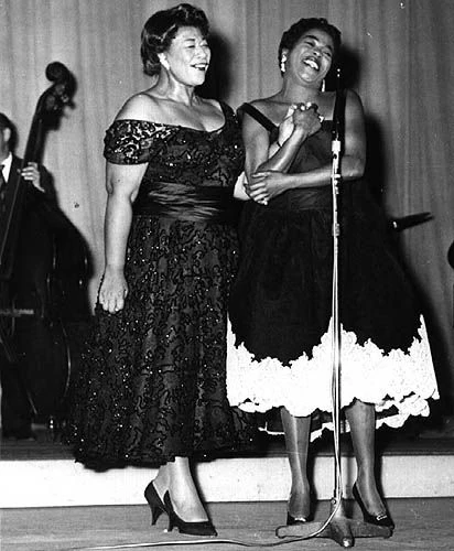 Sarah Vaughan (a destra) ed Ella Fitzgerald in una foto di autore non noto, presumibilmente di fine anni Sessanta