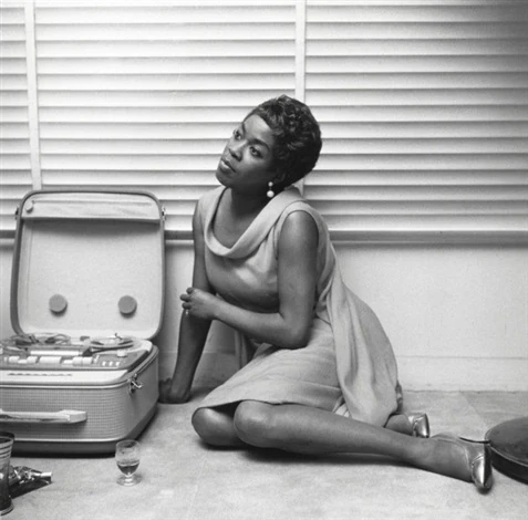 Sarah Vaughan a Parigi, nell’abitazione di Quincy Jones, il 27 luglio 1958 (Jean-Pierre Leloir)