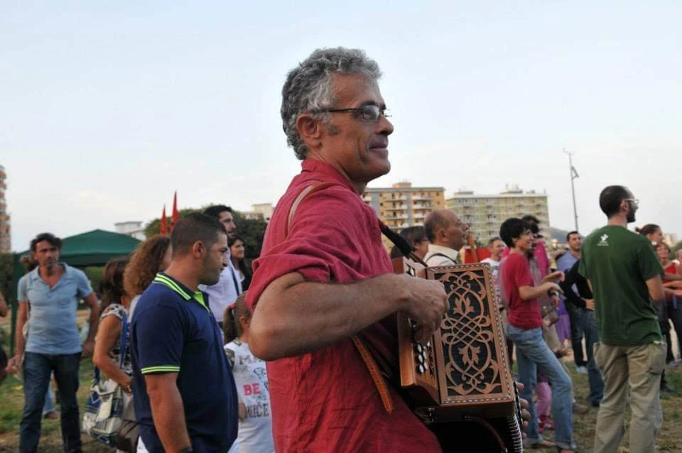 foto di Marcello Alajmo che suona l'organetto in piazza