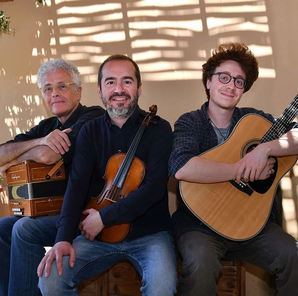 foto del trio Velverde, Marcello Alajmo (organetto), Gabriele Bazza (chitarra) e Jimmy Sciortino (violino),