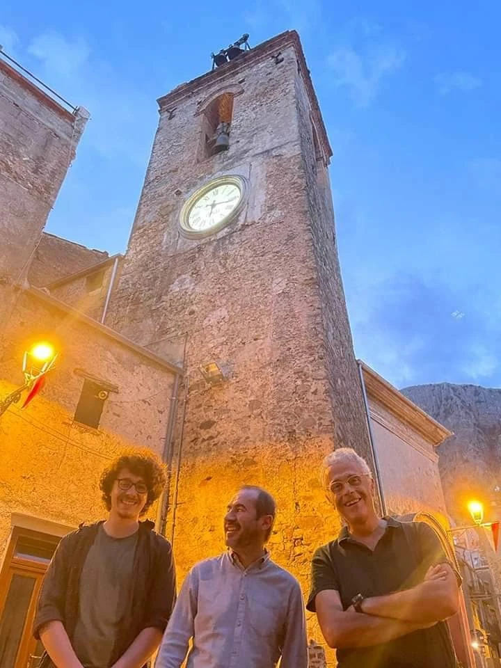 foto del trio Velverde, Marcello Alajmo (organetto), Gabriele Bazza (chitarra) e Jimmy Sciortino (violino),