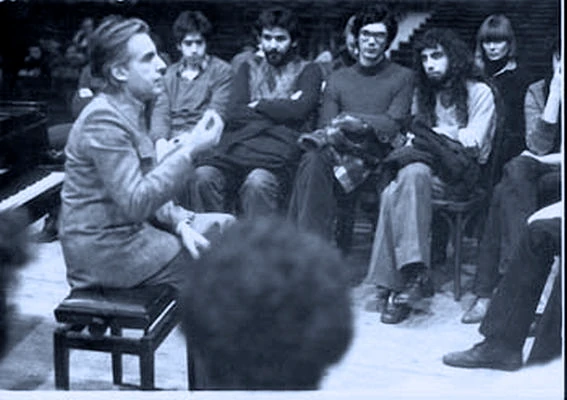 Giorgio Gaslini mentre discute con alcuni giovani durante un concerto nel 1969