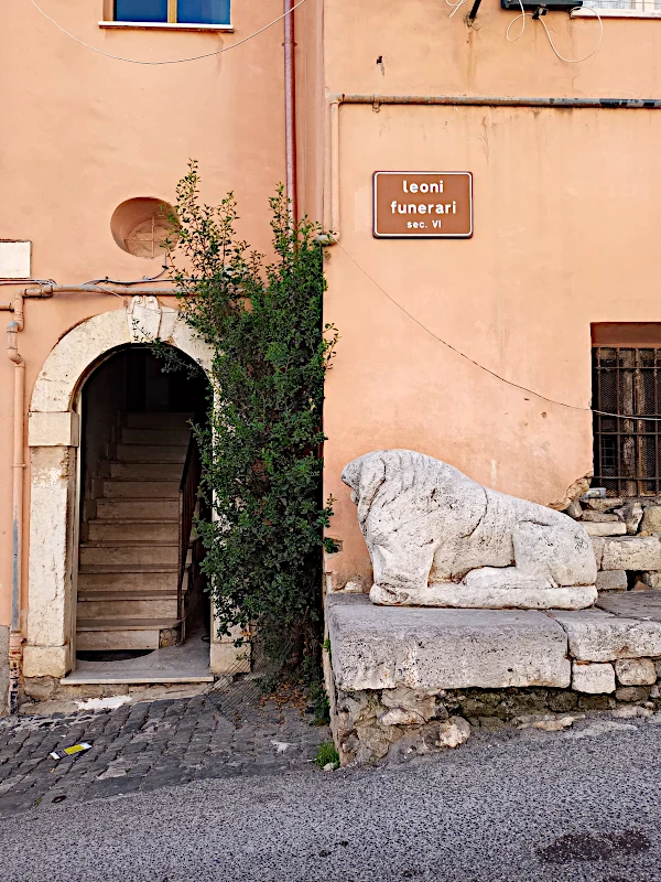 Terracina, i leoni di pietra