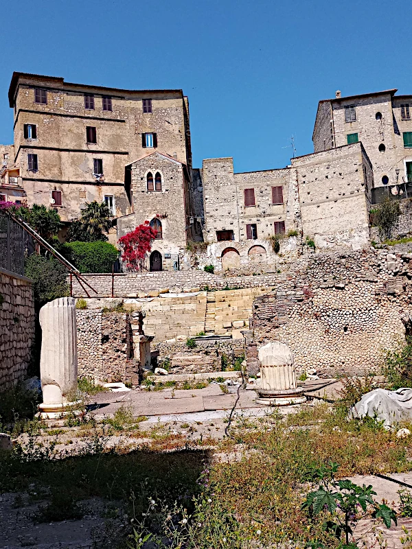 Terracina, teatro romano e parte medioevale