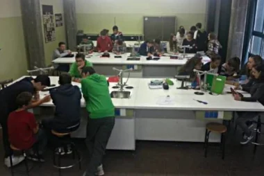 foto di un laboratorio di fisica con gli studenti al lavoro