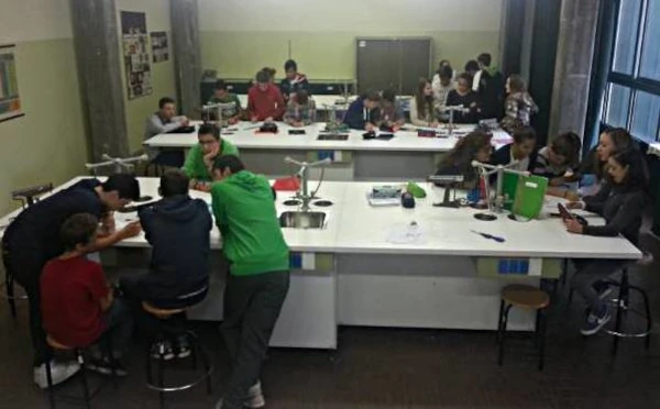 foto di un laboratorio di fisica con gli studenti al lavoro