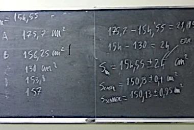 immagine di una lavagna su cui sono riportate le misure di un'area irregolare