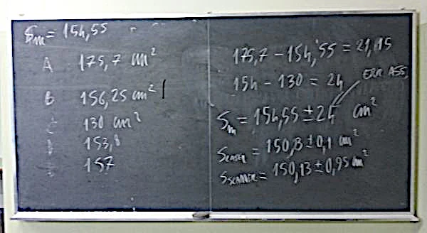immagine di una lavagna su cui sono riportate le misure di un'area irregolare